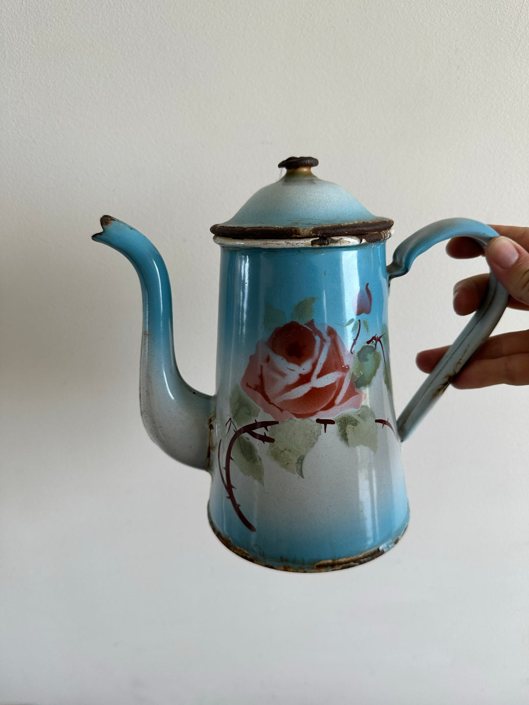 Cafetière en tôle émaillée bleue fleurs roses