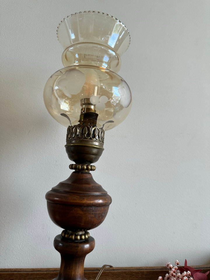 Lampe en bois pied en cuivre globe en verre jaune ambré