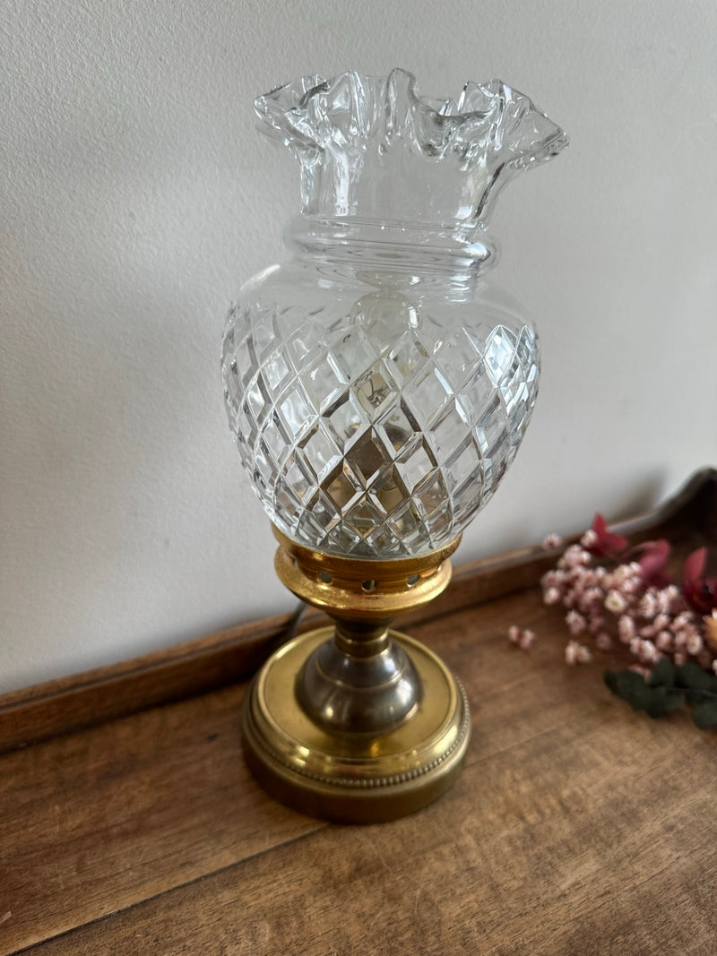 Lampe à poser socle en laiton doré globe tulipe en verre