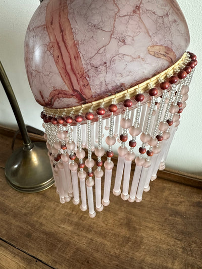 Lampe col de cygne globe opaline rose rideau de perles