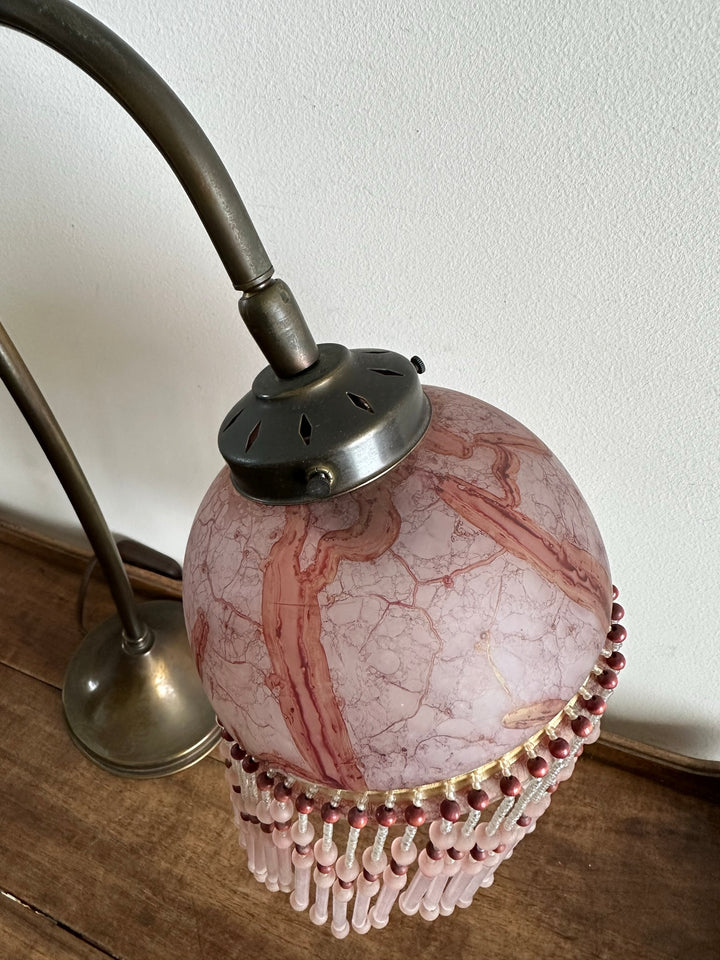 Lampe col de cygne globe opaline rose rideau de perles