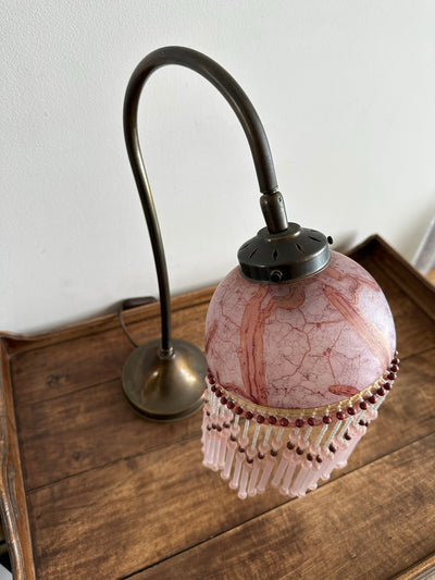 Lampe col de cygne globe opaline rose rideau de perles