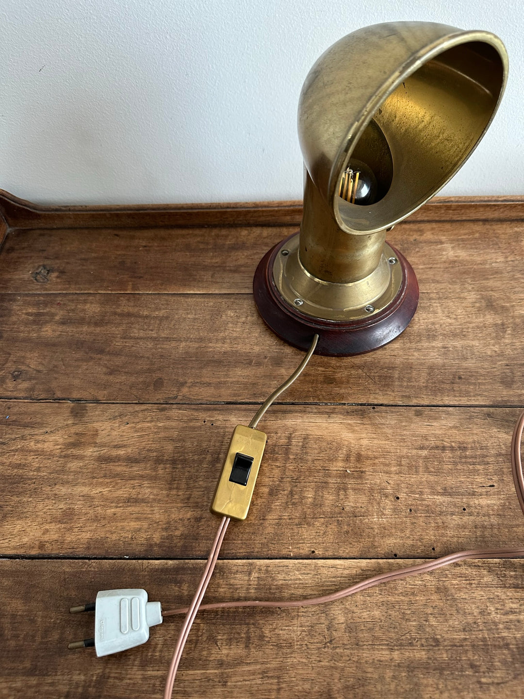 Lampe à poser en laiton type bateau socle en bois