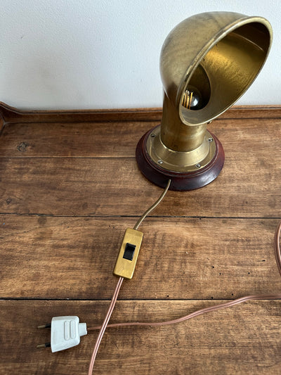 Lampe à poser en laiton type bateau socle en bois