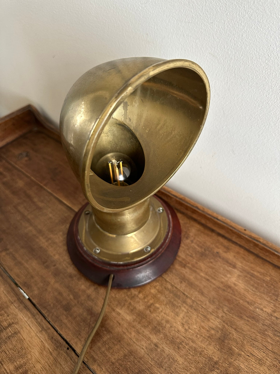 Lampe à poser en laiton type bateau socle en bois