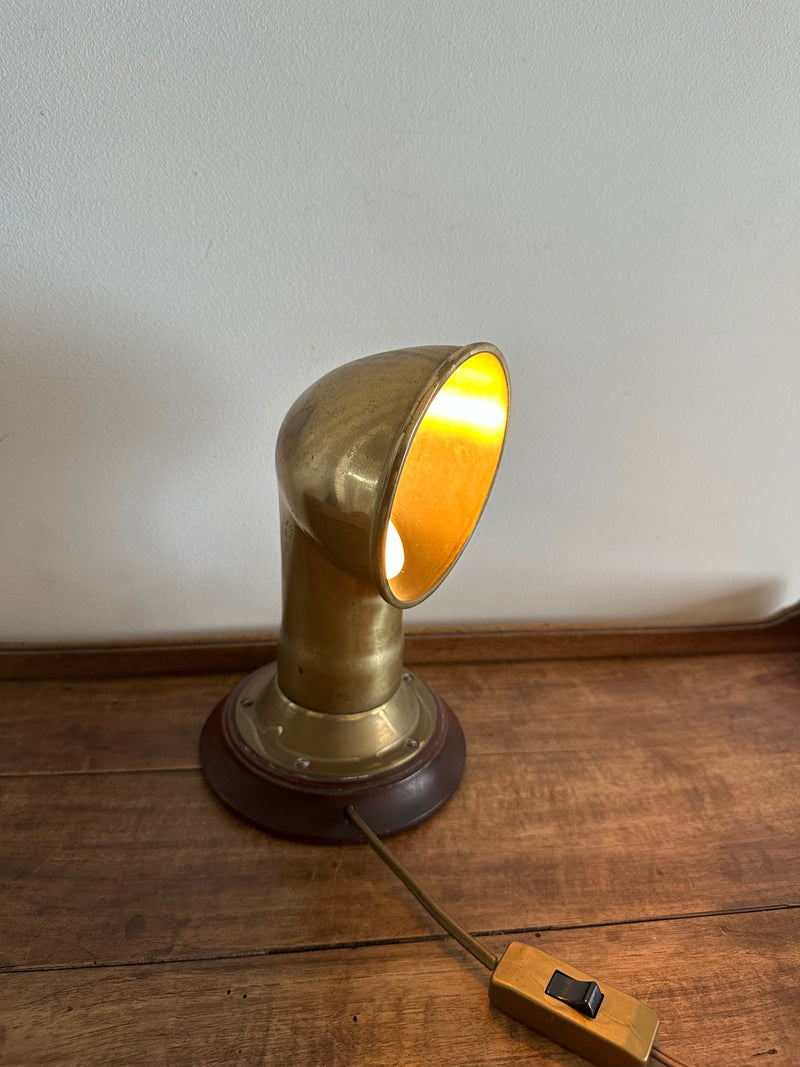 Lampe à poser en laiton type bateau socle en bois