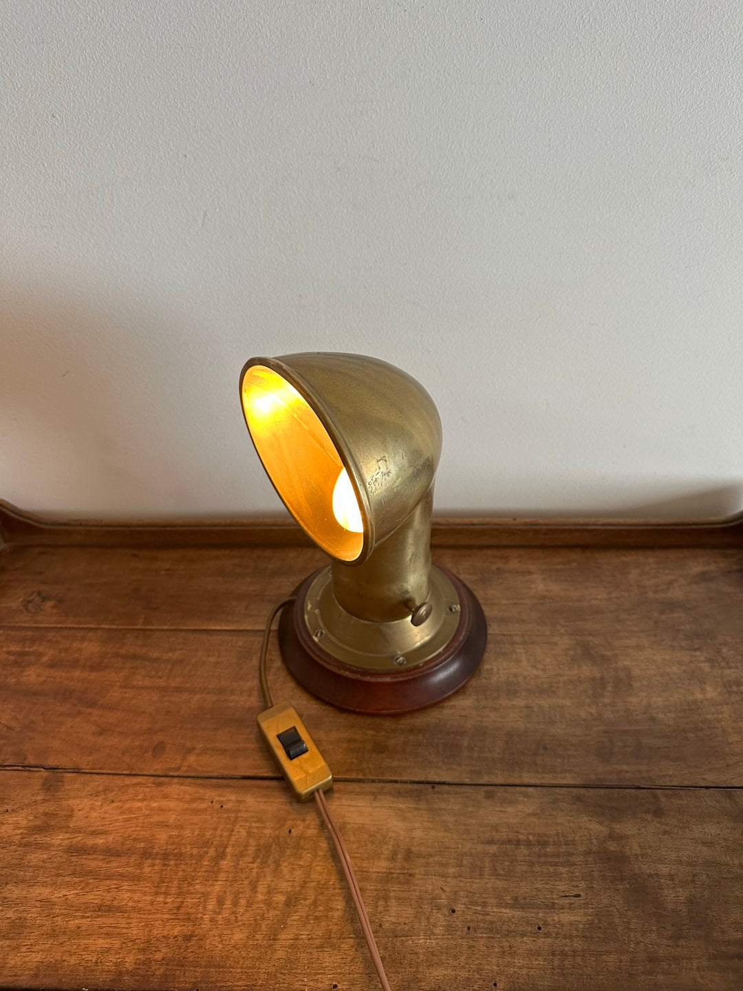 Lampe à poser en laiton type bateau socle en bois