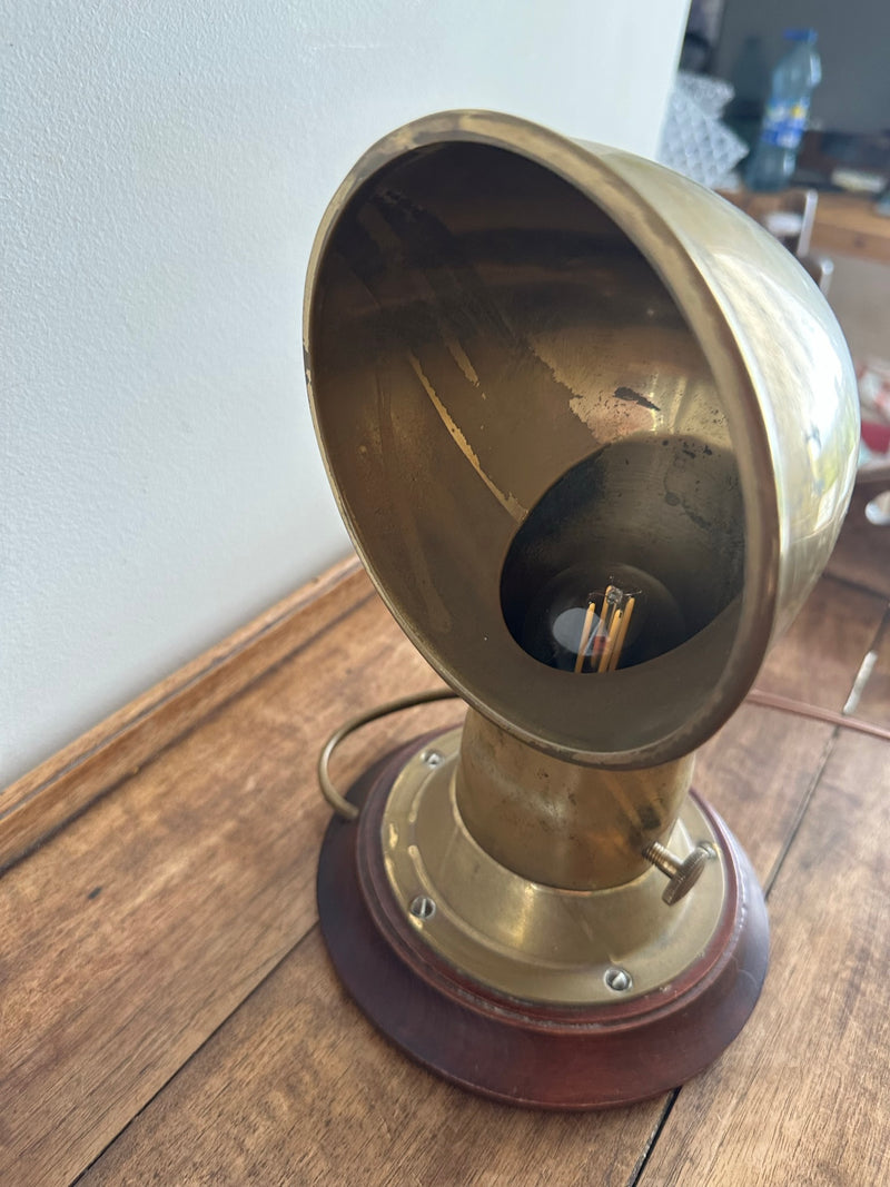 Lampe à poser en laiton type bateau socle en bois