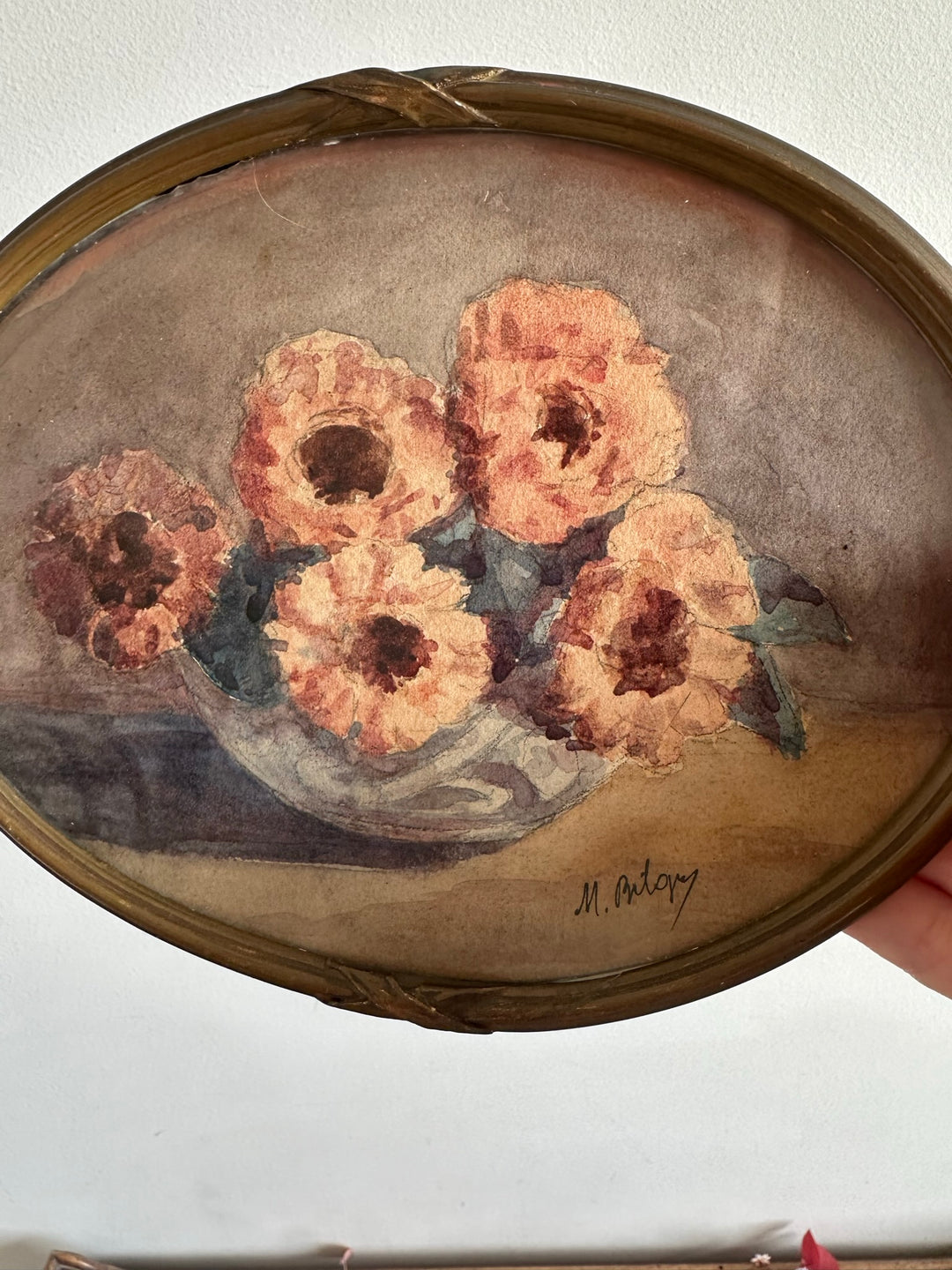 Peinture fleurs roses pâles signée dans cadre ovale en bois début XXème