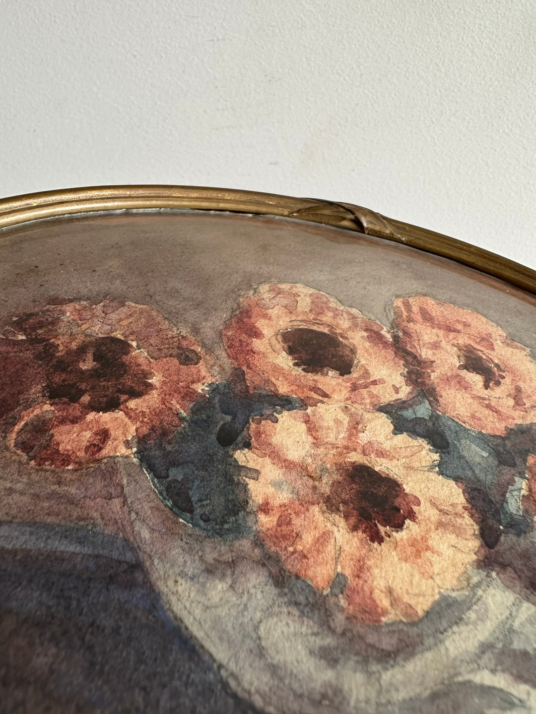 Peinture fleurs roses pâles signée dans cadre ovale en bois début XXème