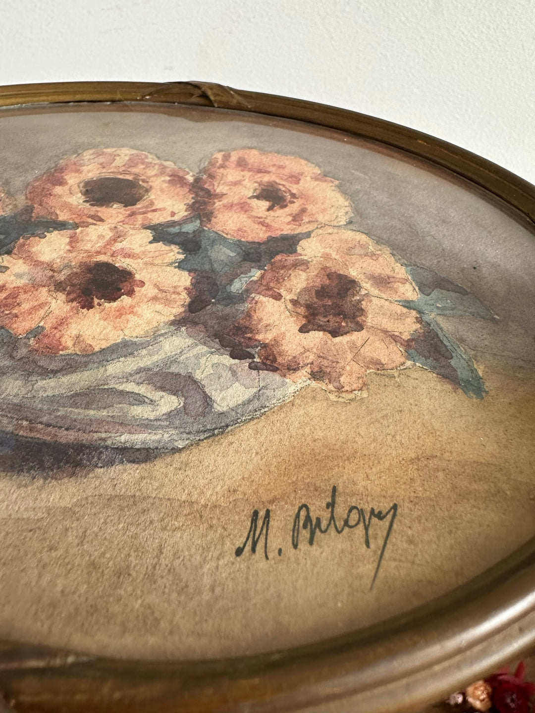 Peinture fleurs roses pâles signée dans cadre ovale en bois début XXème