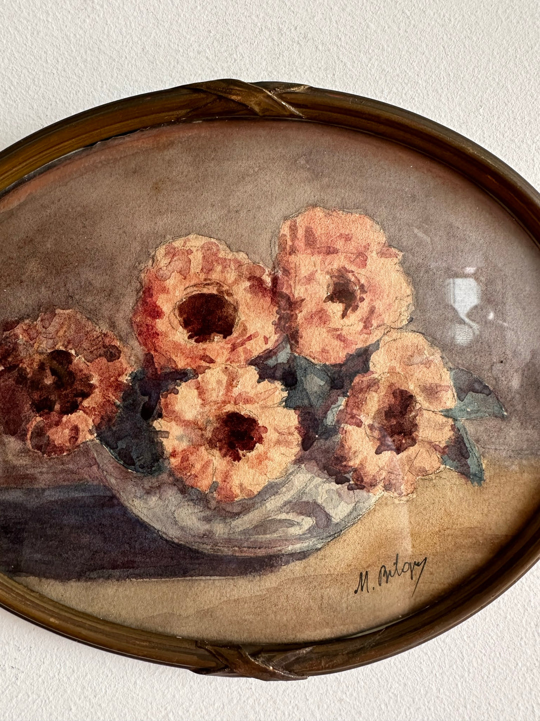 Peinture fleurs roses pâles signée dans cadre ovale en bois début XXème