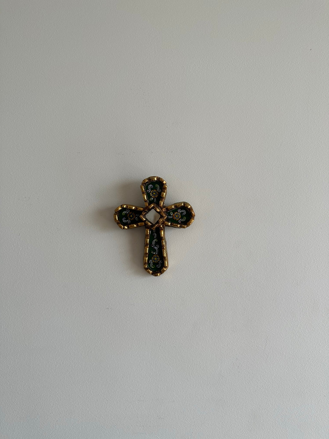 Croix en bois émaillé péruvienne