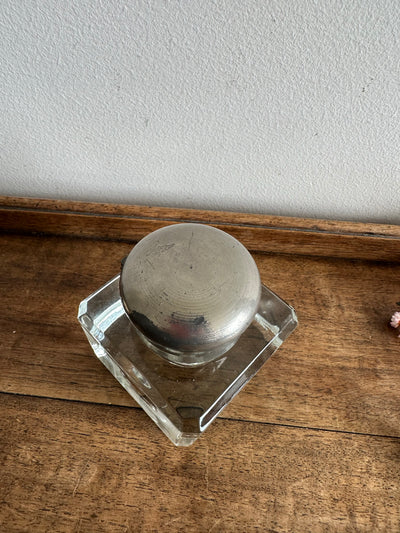 Encrier en verre épais base carrée bouchon en métal argenté