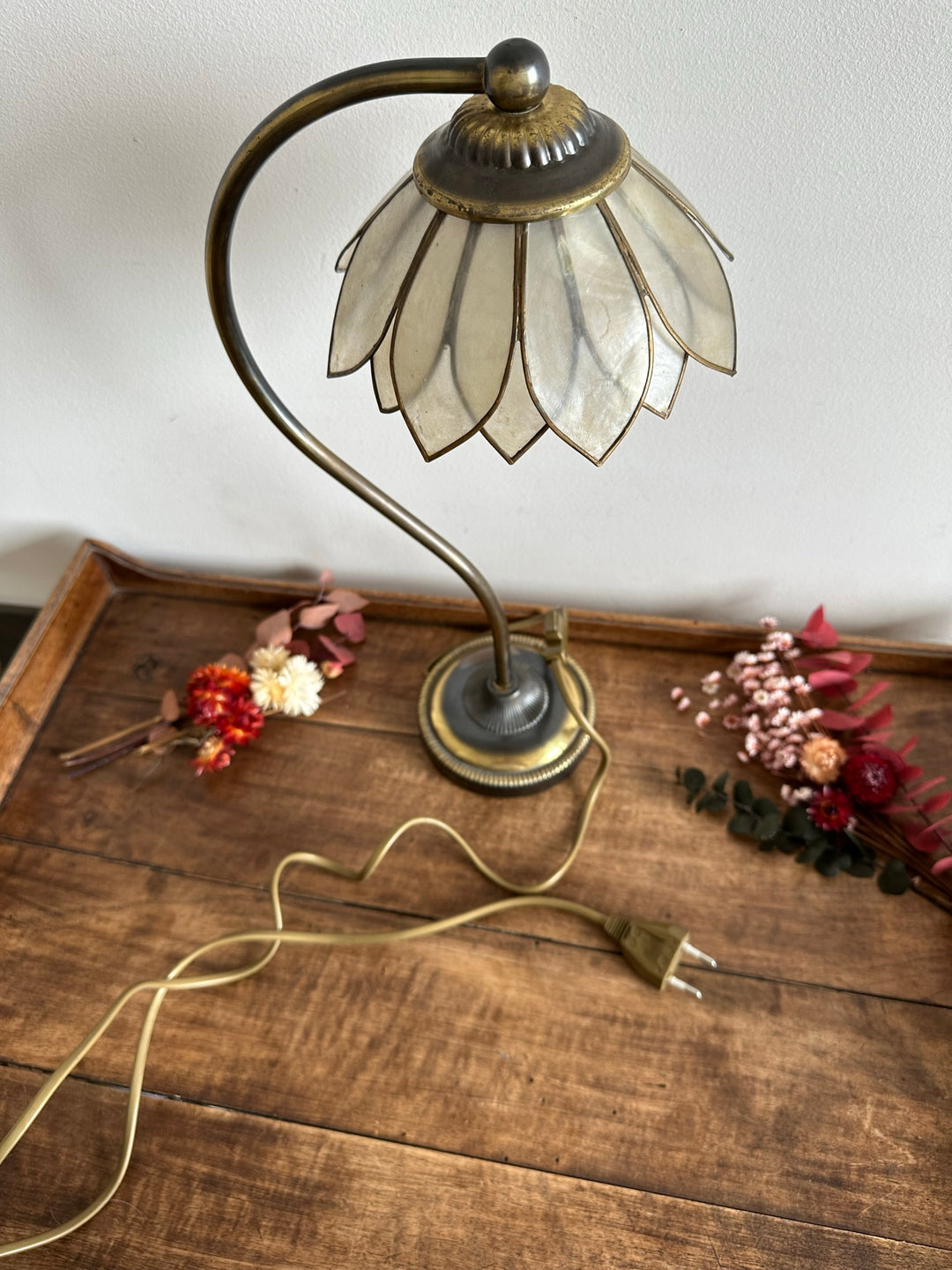 Lampe en laiton abat-jour fleur nacrée