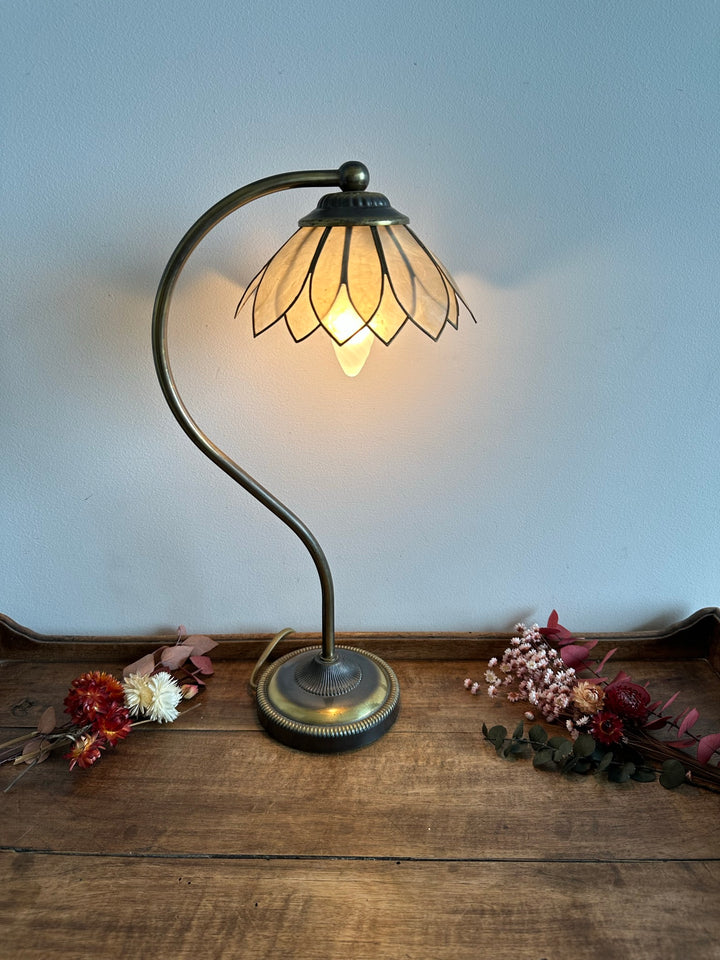 Lampe en laiton abat-jour fleur nacrée