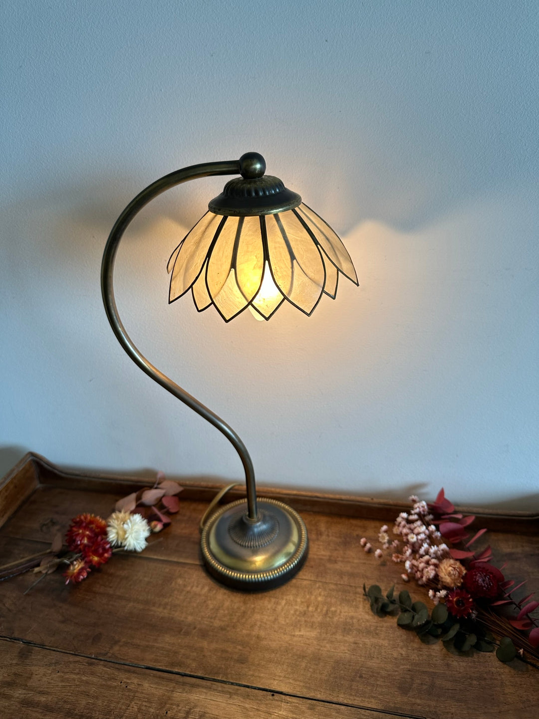 Lampe en laiton abat-jour fleur nacrée