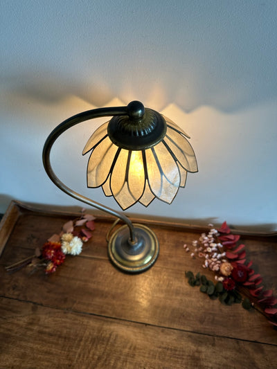 Lampe en laiton abat-jour fleur nacrée