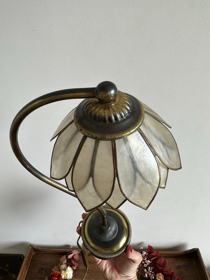 Lampe en laiton abat-jour fleur nacrée