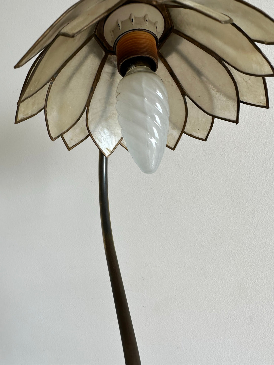 Lampe en laiton abat-jour fleur nacrée