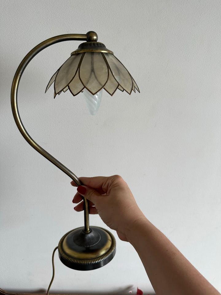 Lampe en laiton abat-jour fleur nacrée