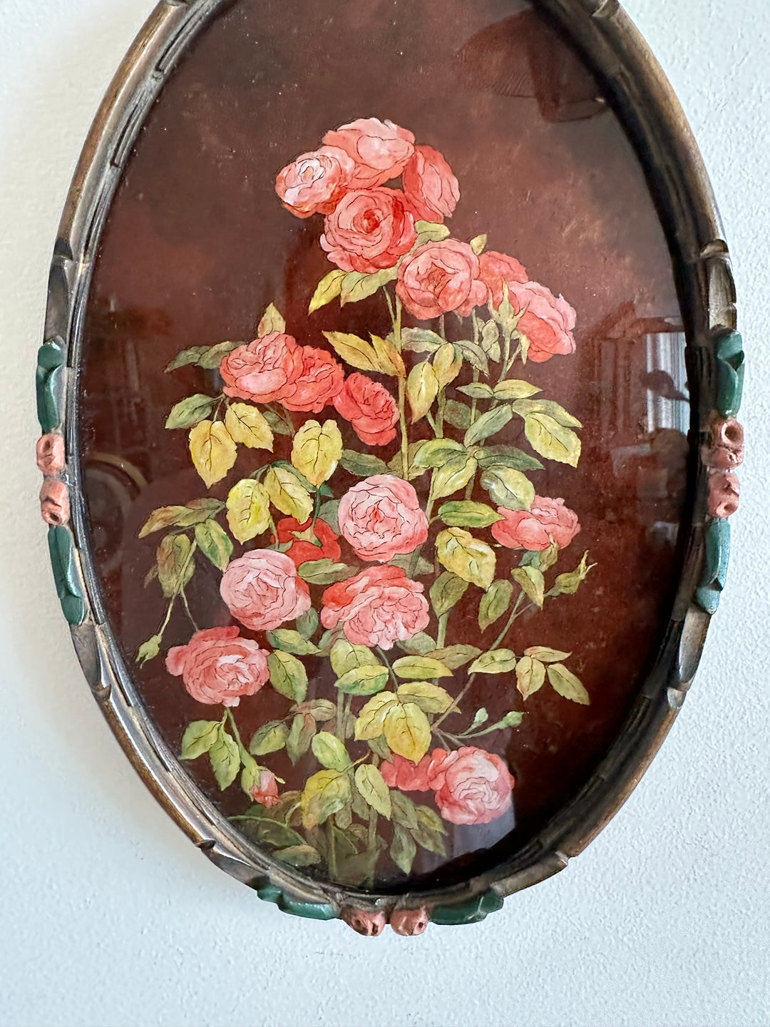 Peinture de roses reflets dorés signée dans cadre sculpté