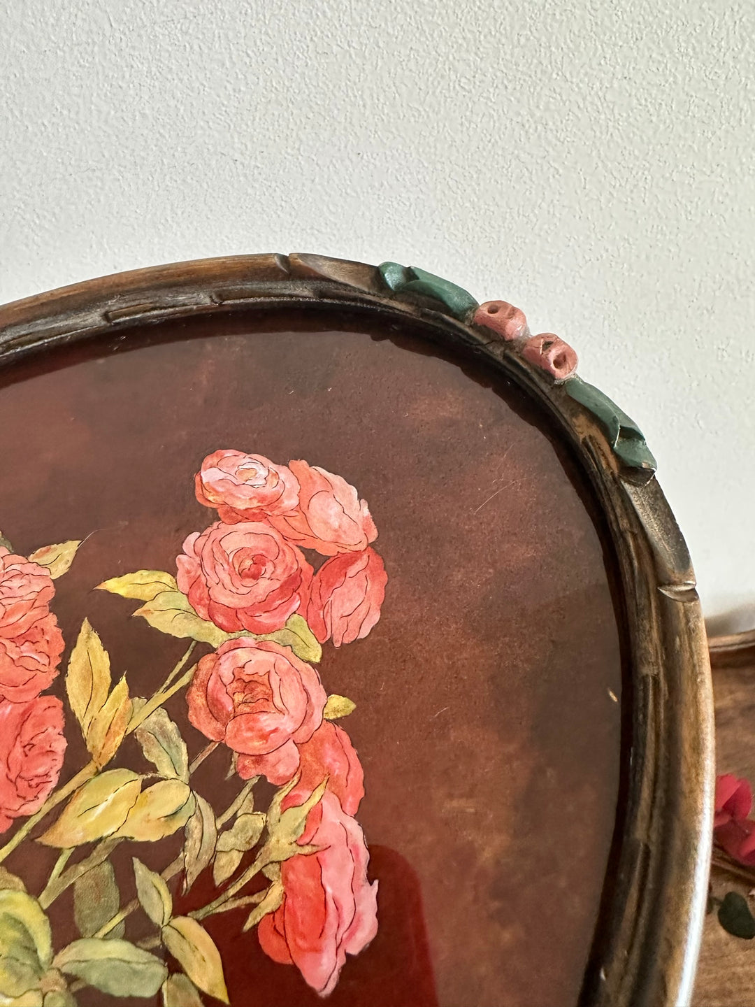 Peinture de roses reflets dorés signée dans cadre sculpté