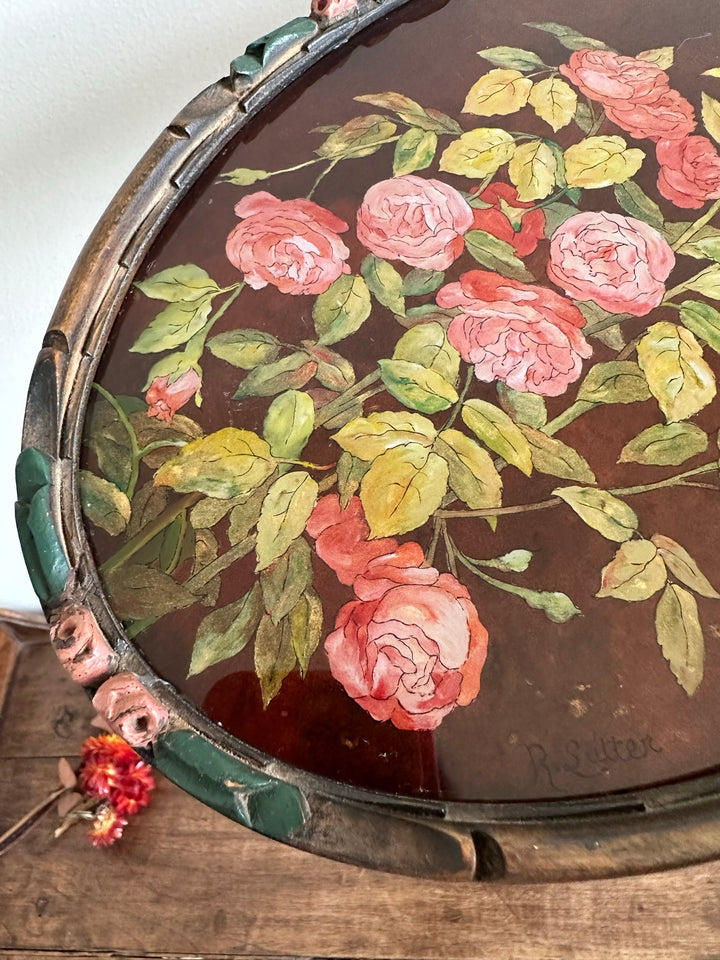 Peinture de roses reflets dorés signée dans cadre sculpté