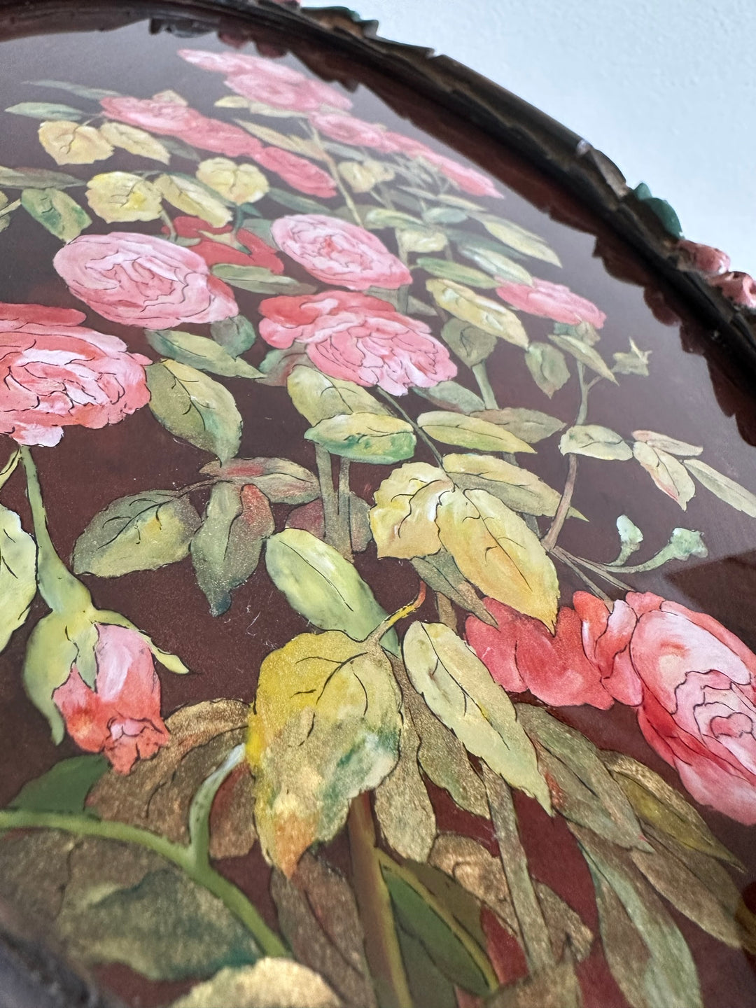 Peinture de roses reflets dorés signée dans cadre sculpté