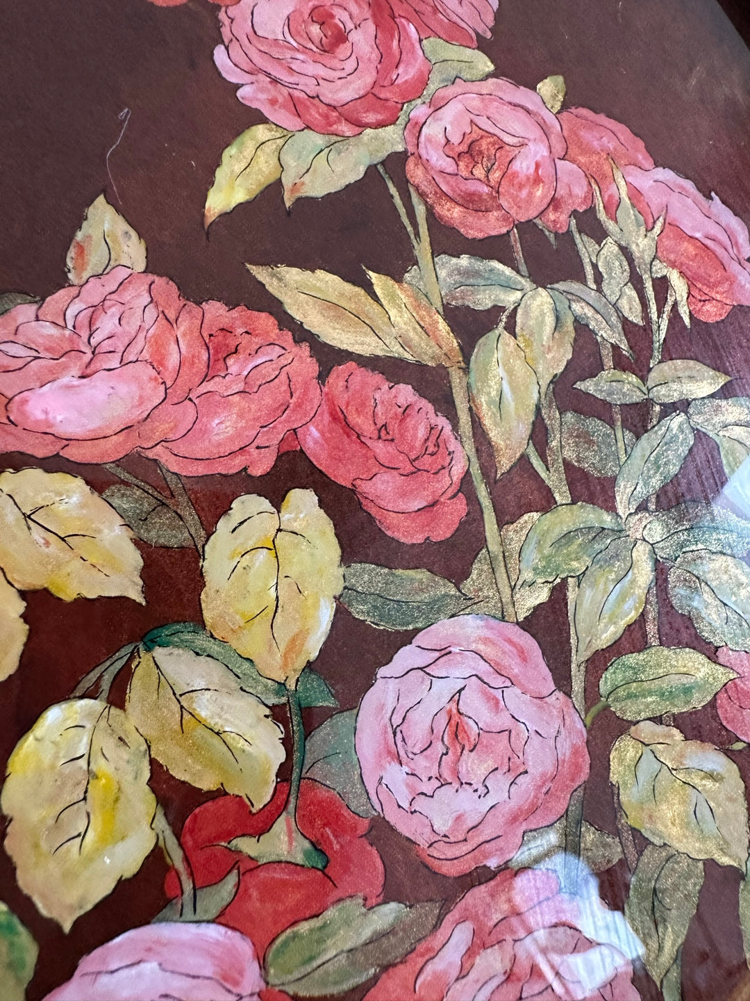 Peinture de roses reflets dorés signée dans cadre sculpté