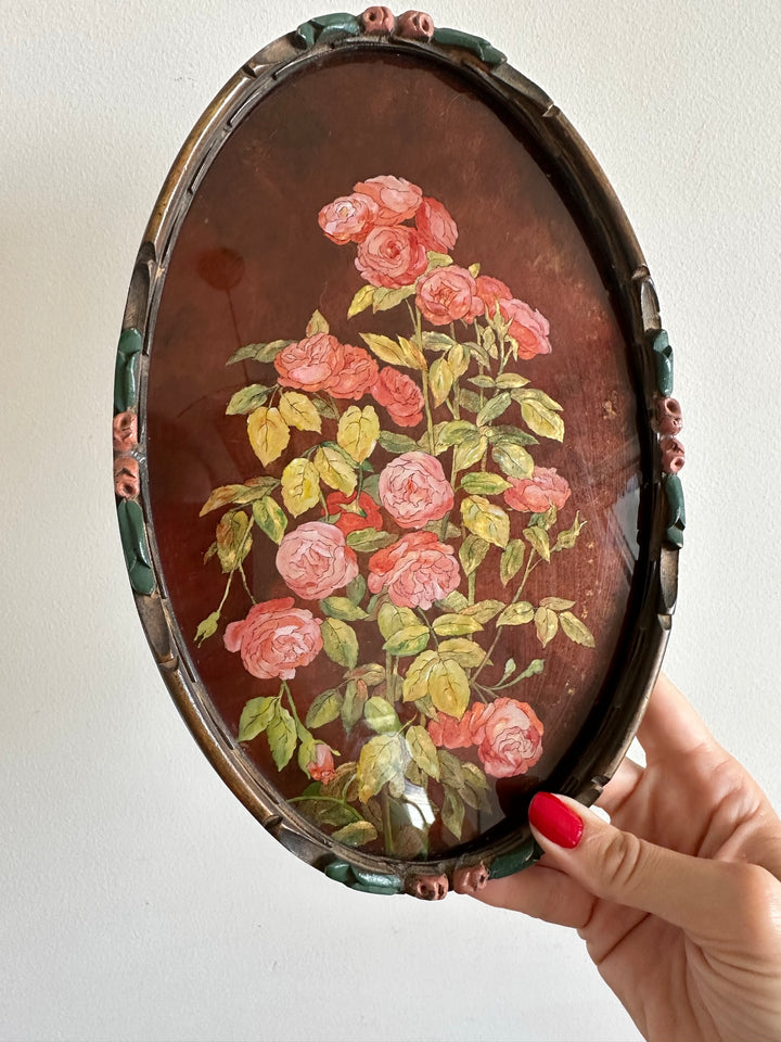 Peinture de roses reflets dorés signée dans cadre sculpté