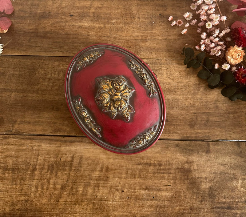 Bonbonnière en bois rouge ornée de roses sculptées dorées