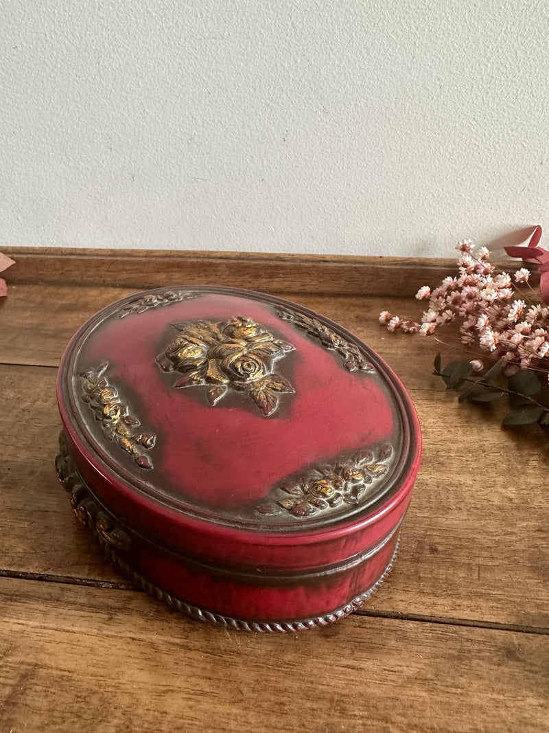 Bonbonnière en bois rouge ornée de roses sculptées dorées