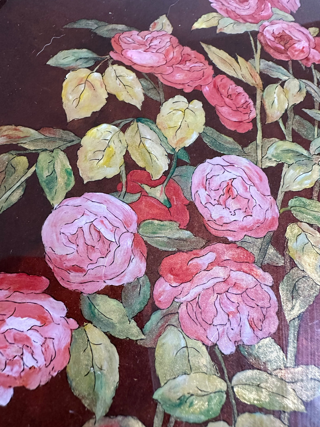 Peinture de roses reflets dorés signée dans cadre sculpté