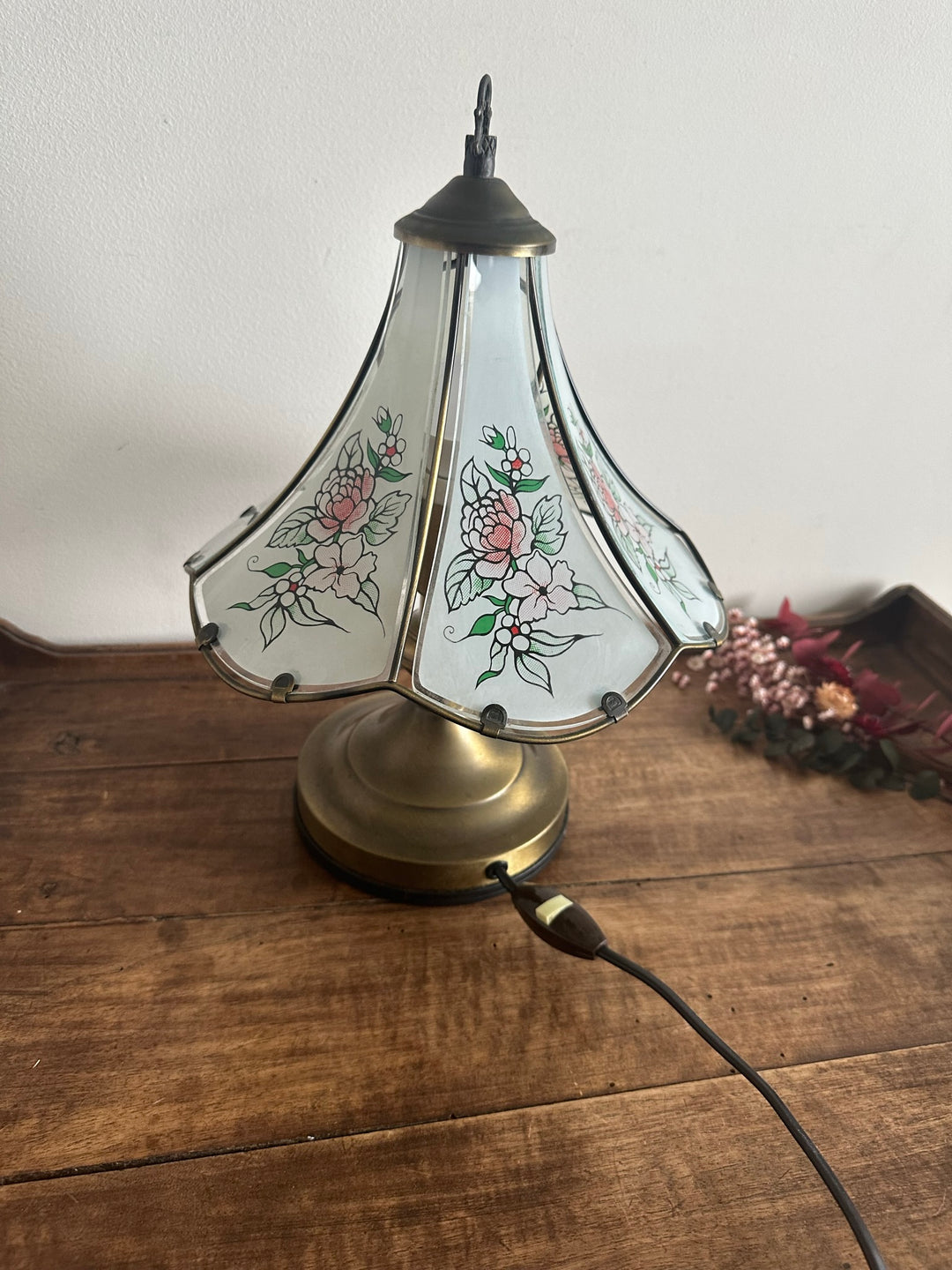 Lampe style tiffany en laiton et globe convexe années 60