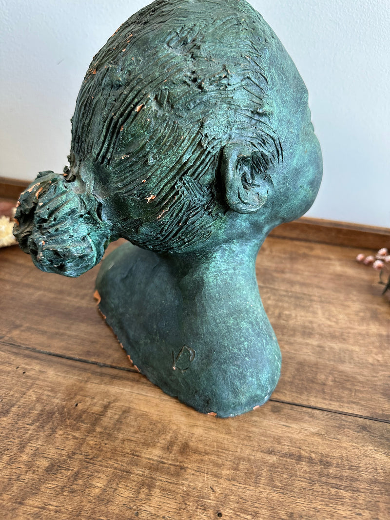 Statue jeune femme au chignon en argile