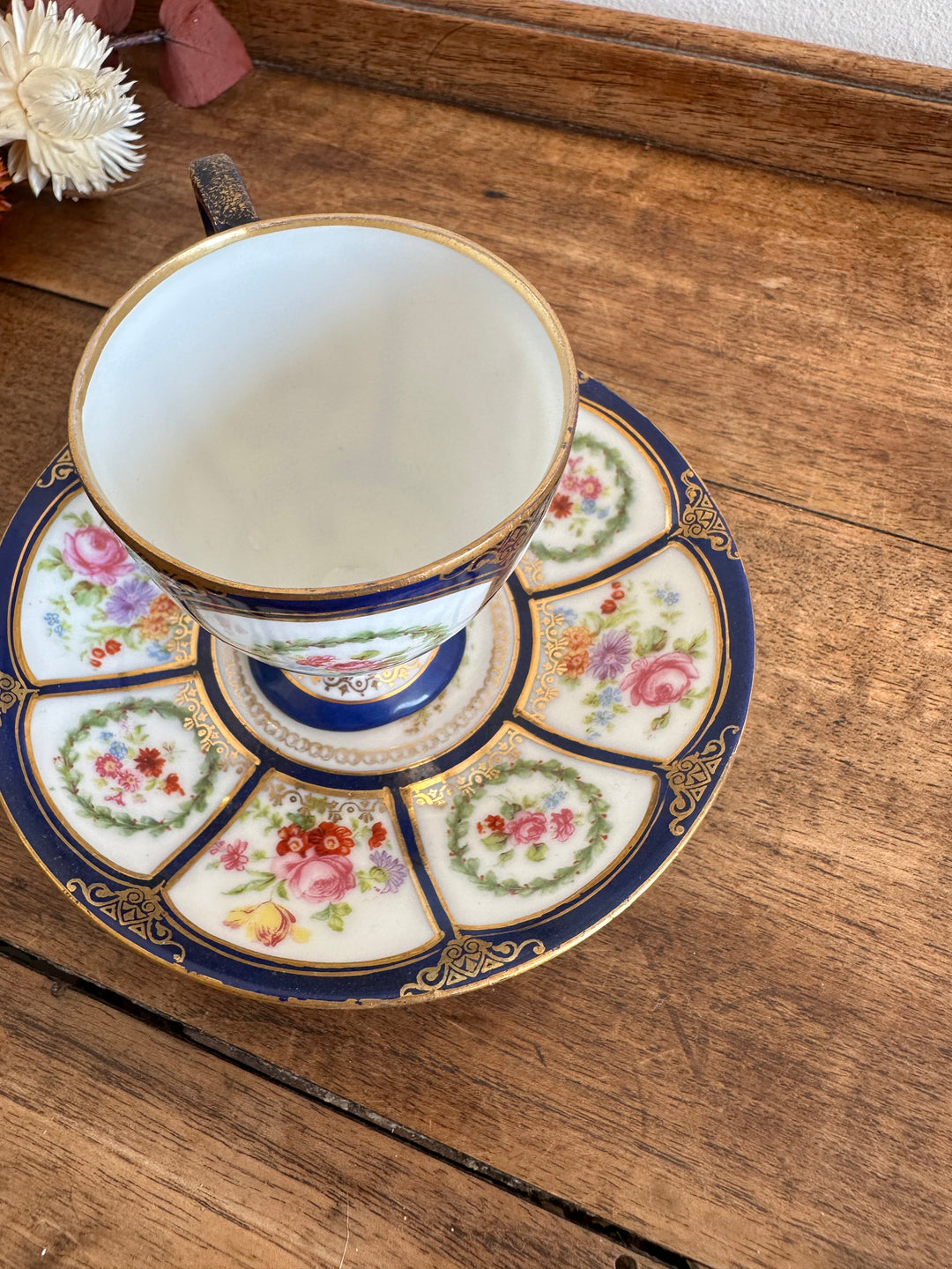 Tasse de vitrine en porcelaine et soucoupe