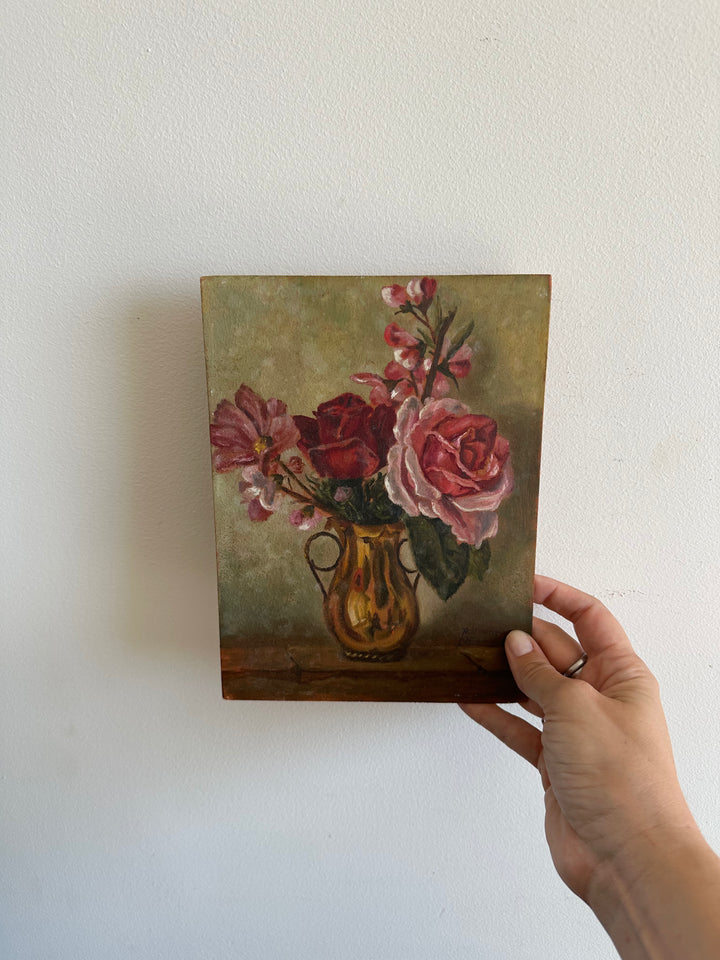 Peinture sur bois composition florale roses dans un pichet en cuivre début XXème signée au dos