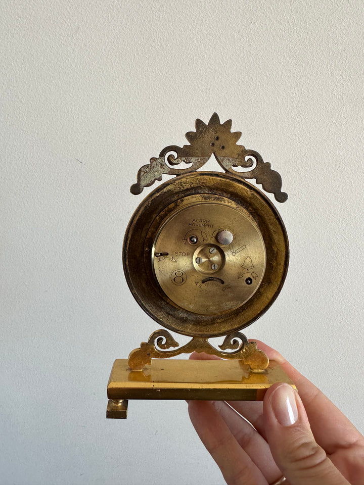 Horloge à poser en laiton avec fronton et ornement