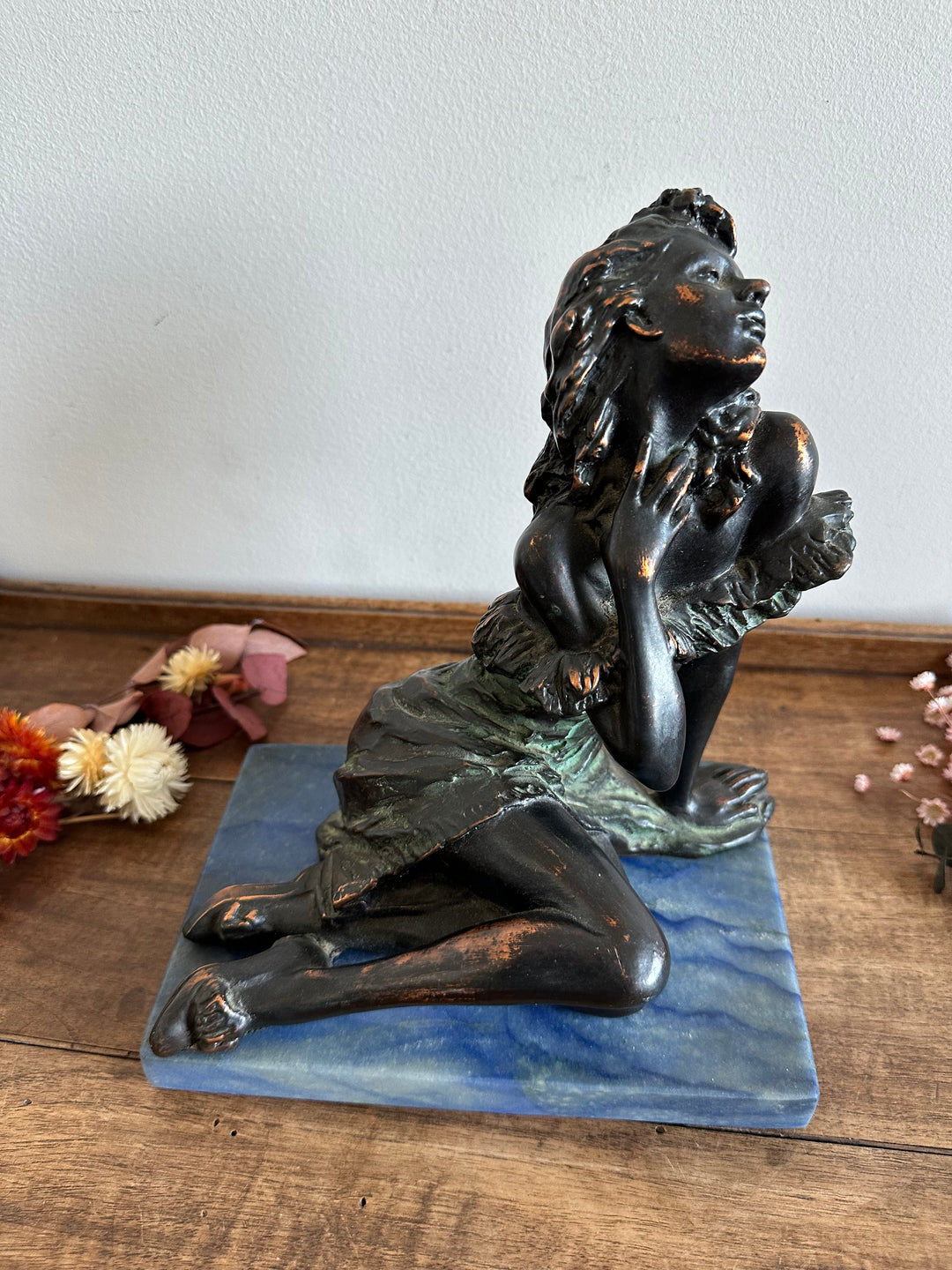 Statuette en bronze sur socle en marbre bleu