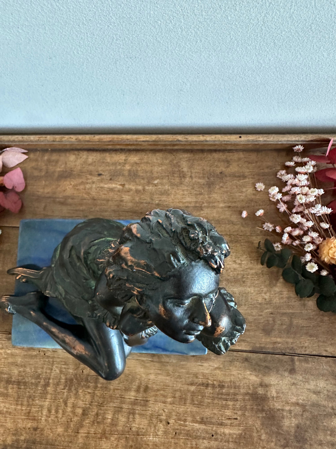 Statuette en bronze sur socle en marbre bleu