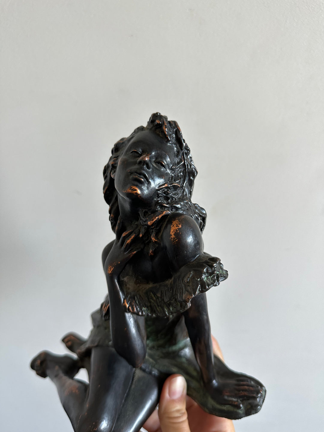 Statuette en bronze sur socle en marbre bleu