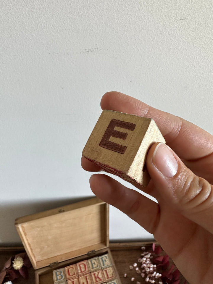 Jeu de cubes alphabétiques en bois