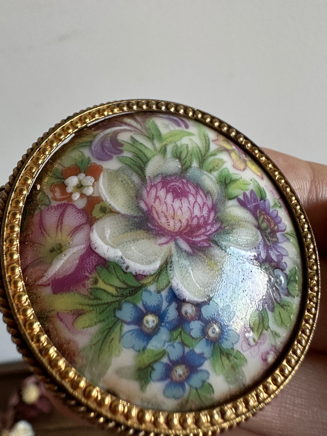 Pilulier en nacre et broche en porcelaine de Limoges début XXème