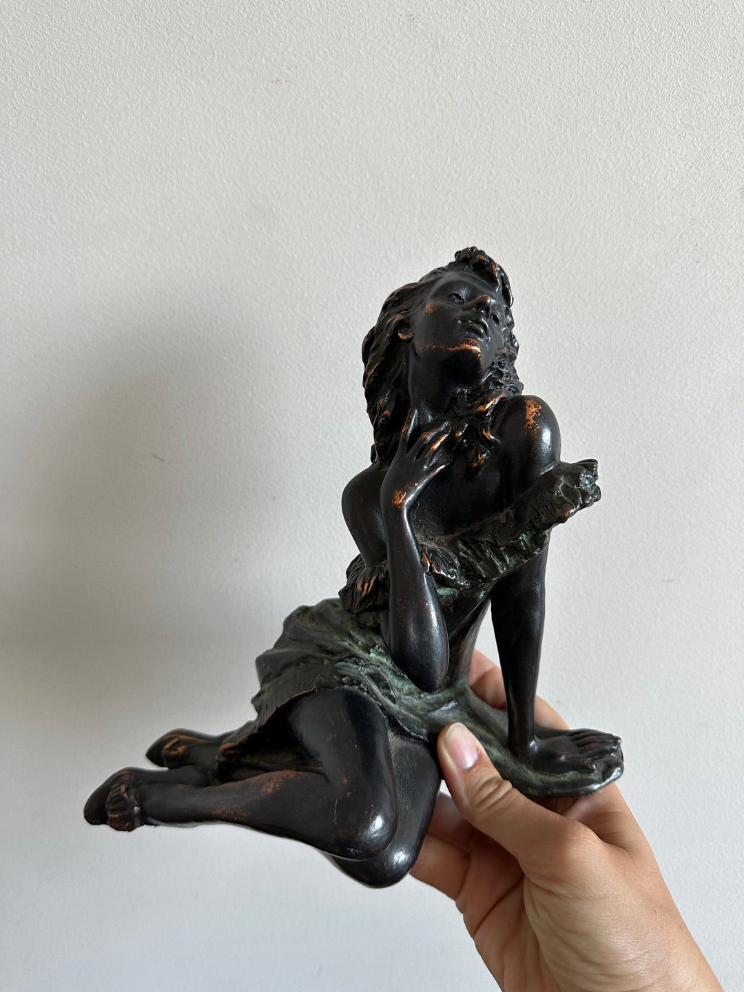 Statuette en bronze sur socle en marbre bleu