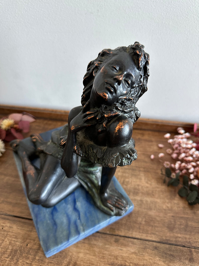 Statuette en bronze sur socle en marbre bleu