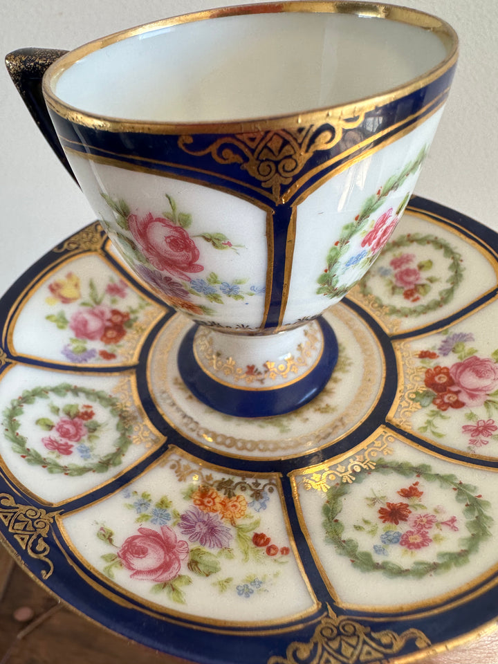 Tasse de vitrine en porcelaine et soucoupe