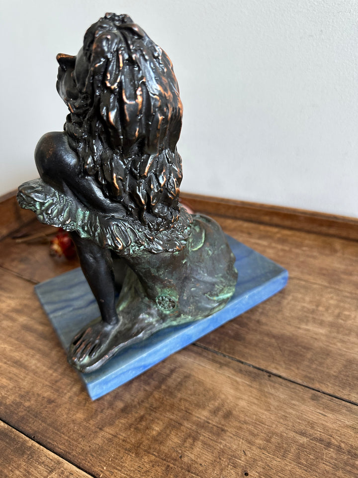 Statuette en bronze sur socle en marbre bleu