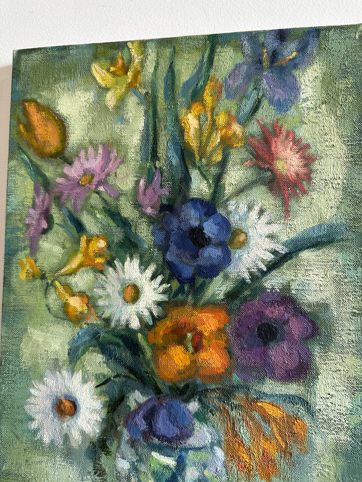 Bouquet de fleurs sur toile fond vert et table violette