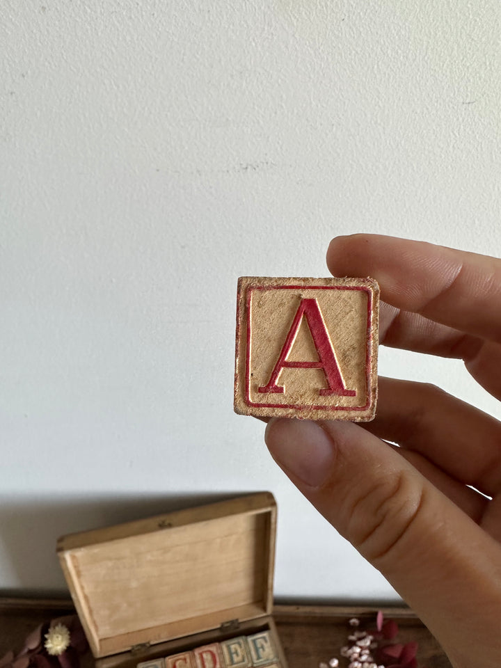 Jeu de cubes alphabétiques en bois